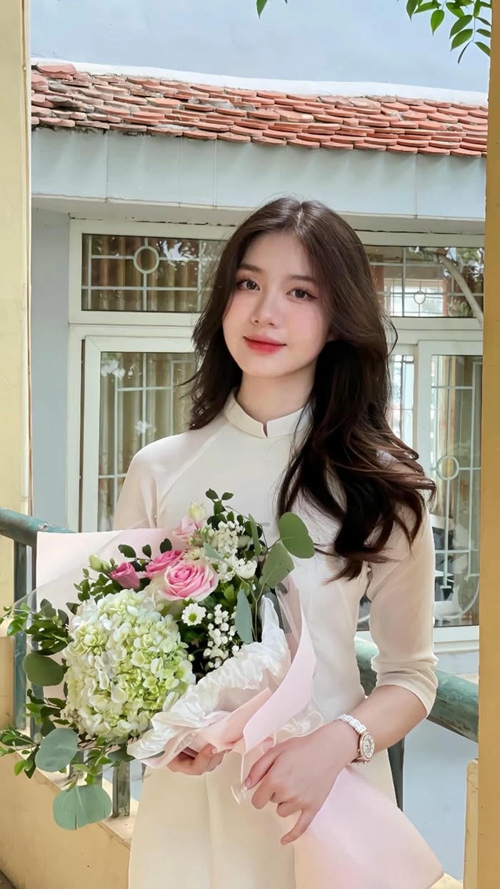 Ảnh người đẹp cầm hoa dễ thương