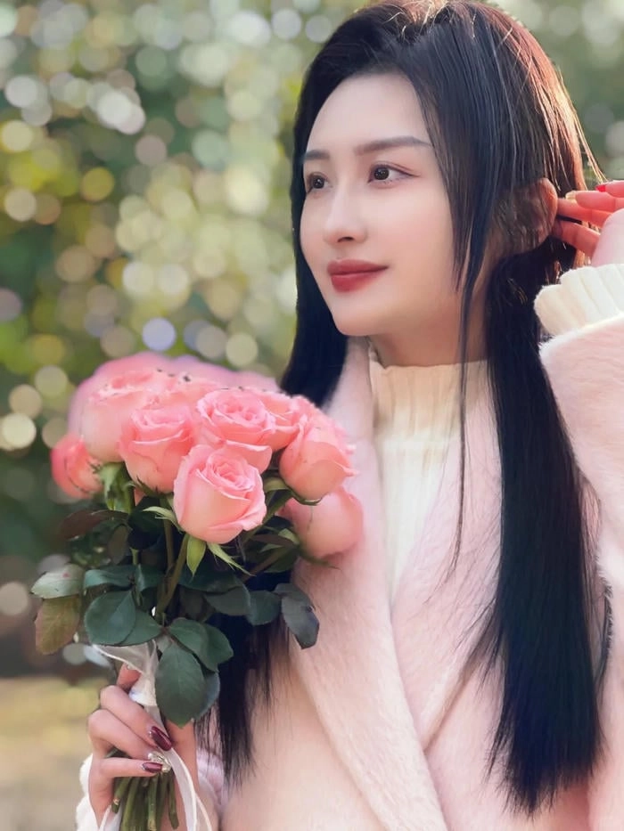 Gái xinh cầm bó hoa dễ thương