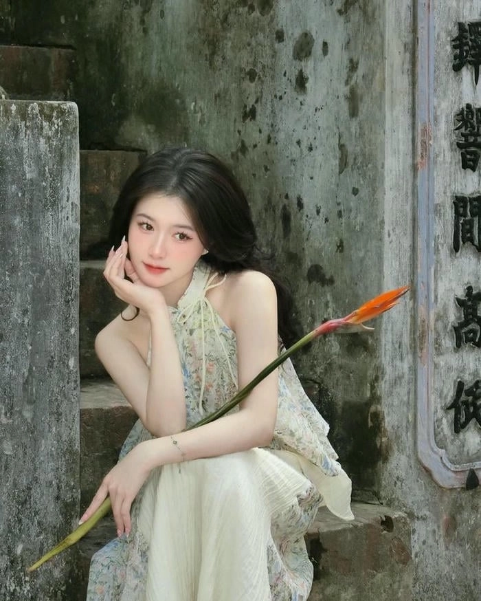 Hình ảnh người đẹp cầm hoa cute