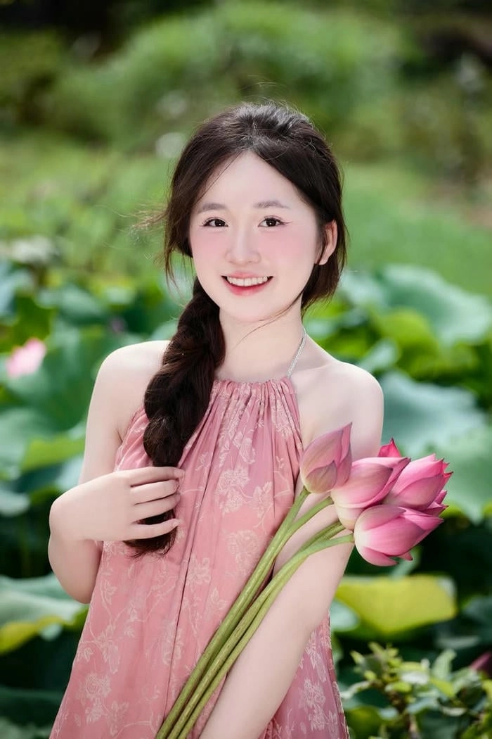 Ảnh gái xinh lung linh với hoa