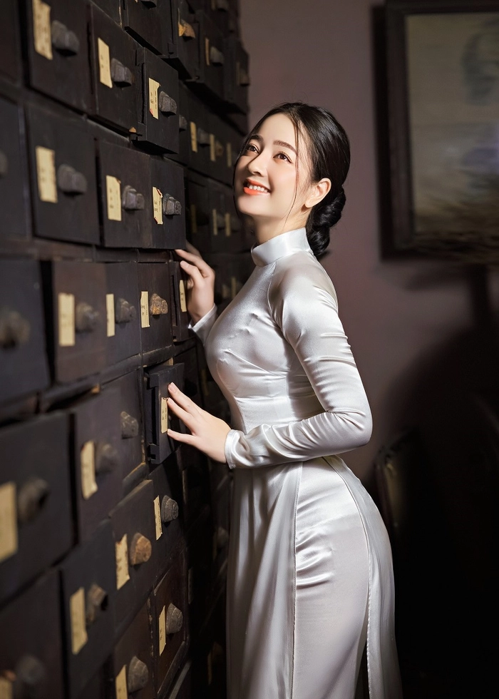 Nữ sinh duyên dáng áo dài trắng 