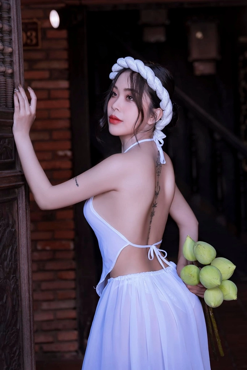 Ảnh thiếu nữ mặc áo yếm