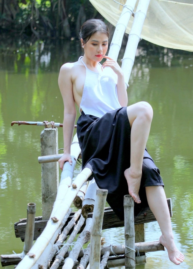 Gái đẹp trong bộ áo yếm