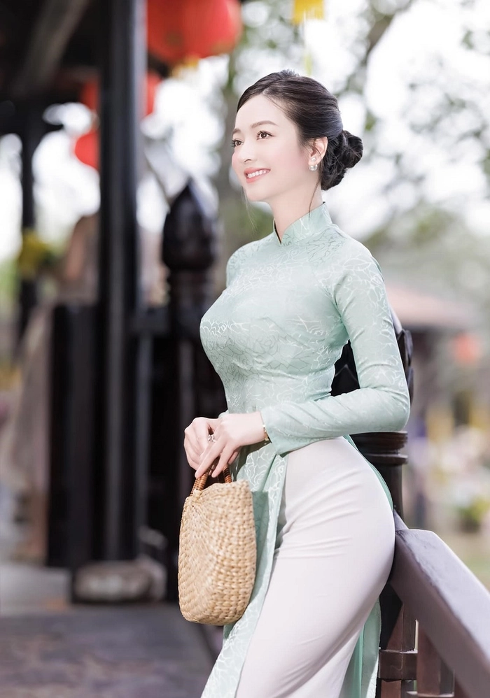 Thiếu nữ áo dài duyên dáng 
