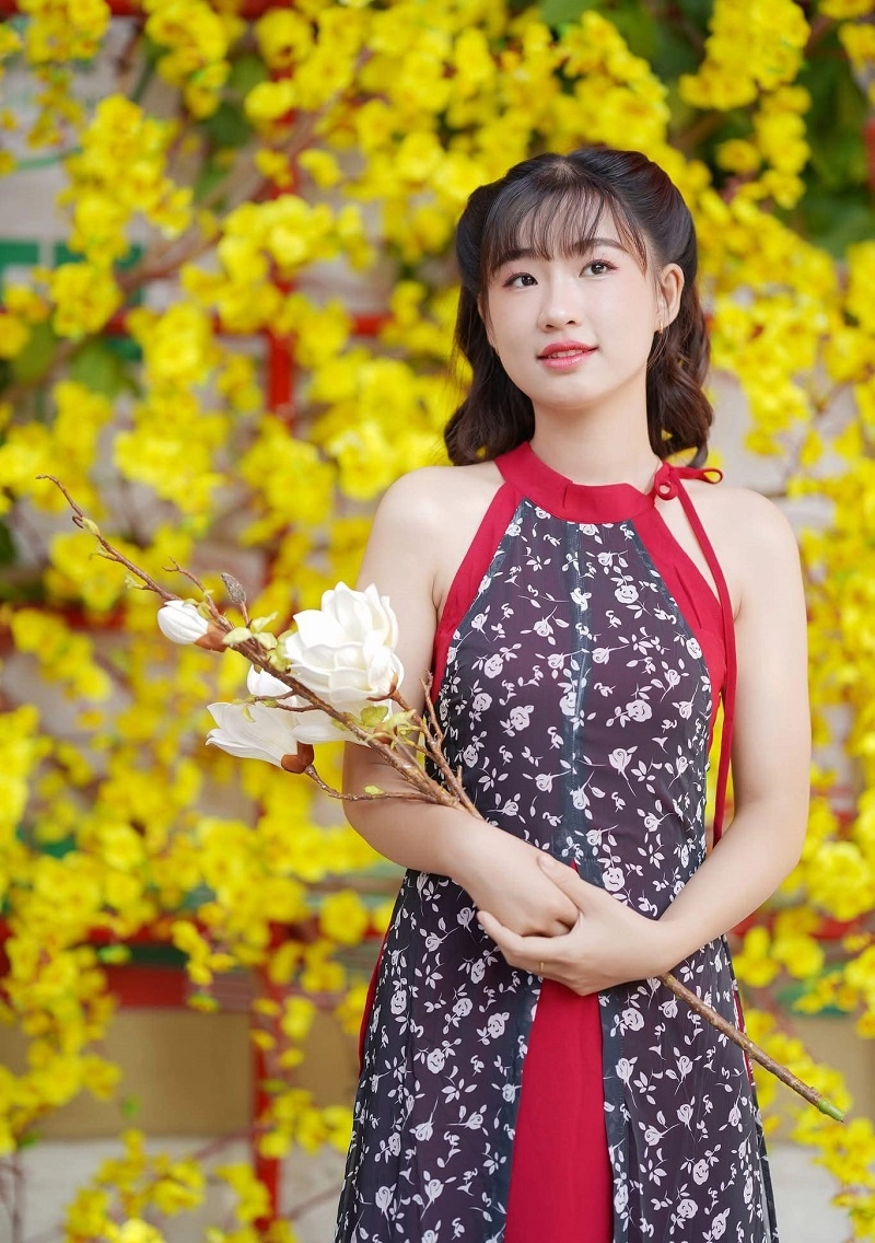 Hình thiếu nữ mặc yếm