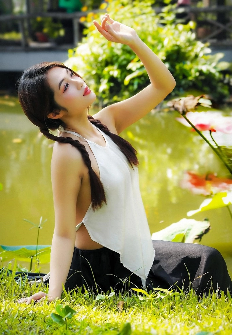 Gái xinh mặc áo yếm cổ truyền