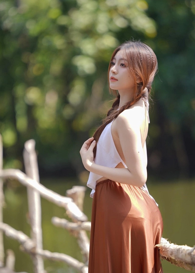 Thiếu nữ xinh đẹp mặc áo yếm cổ điển
